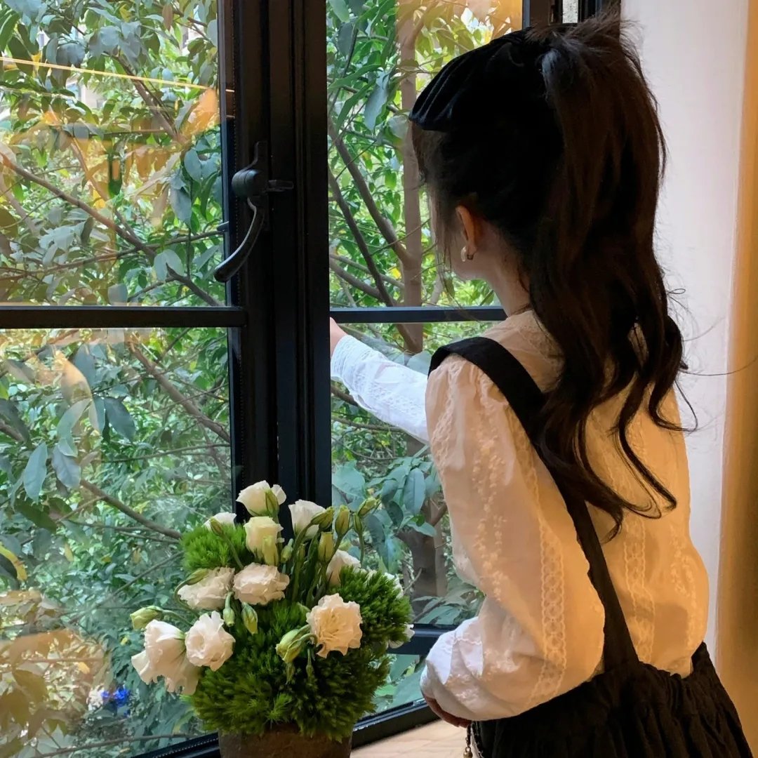 她比烟花寂寞